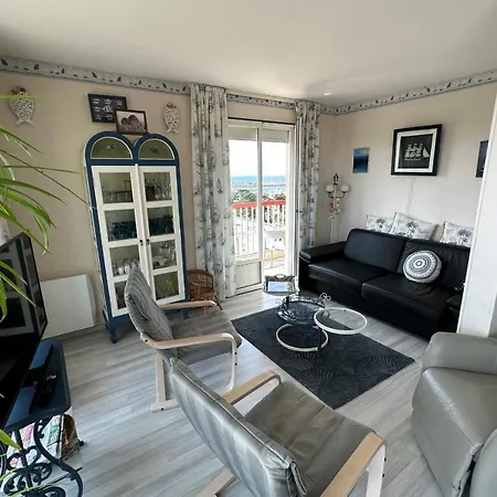 Апартаменты Bright Cocoon With 2 Balconies And Sea View