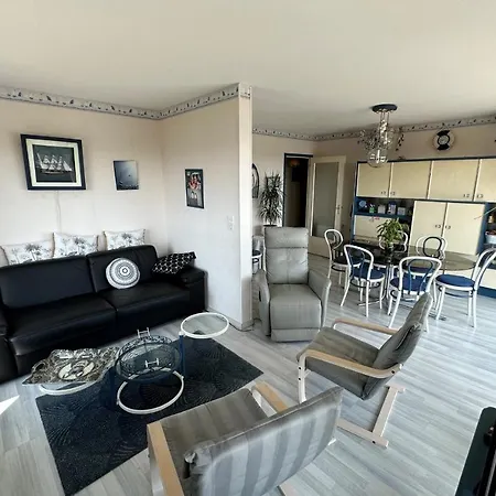 Апартаменты Bright Cocoon With 2 Balconies And Sea View