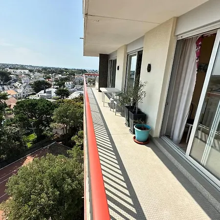 Апартаменты Bright Cocoon With 2 Balconies And Sea View *